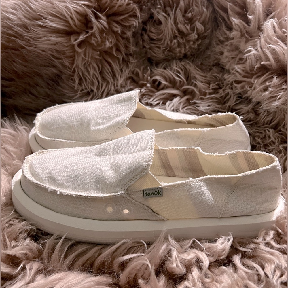 Sanuk size women’s 9 Slip Ons